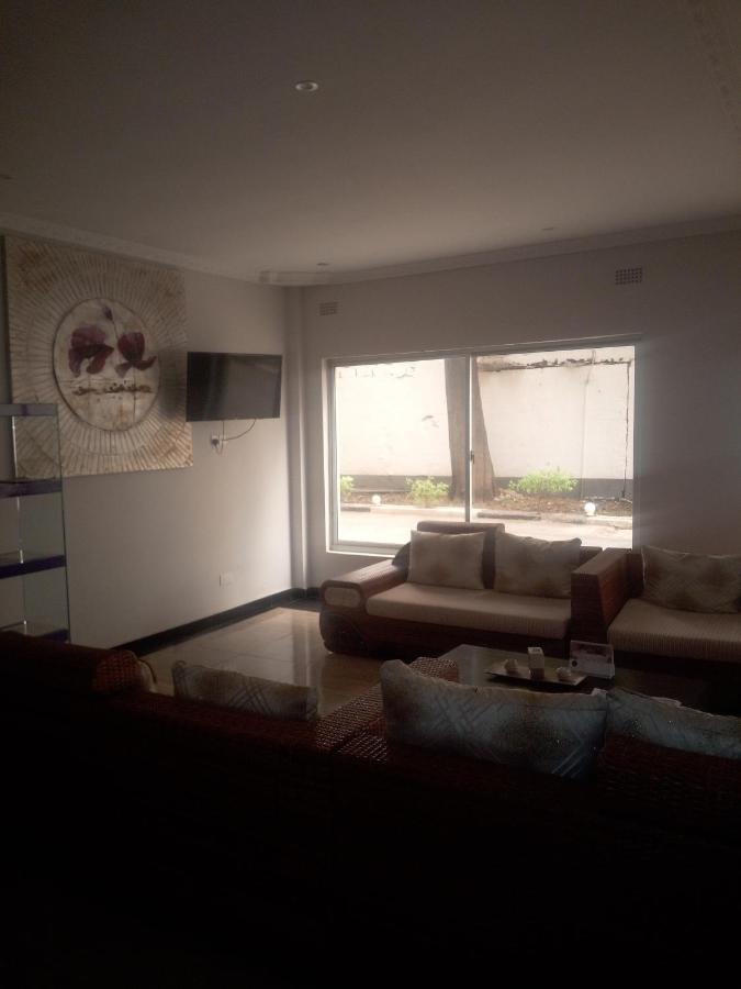 Fatmols Lodge ルサカ エクステリア 写真